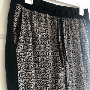 Banana Republic Black Pull On Pants with Beige Front Pattern - XS